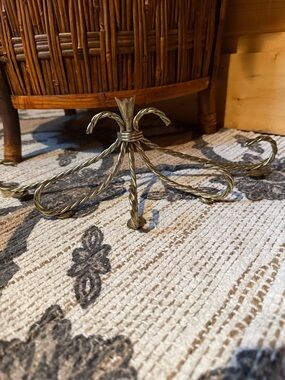 Twisted Metal Tree Stand Base in Antique Brass Tone